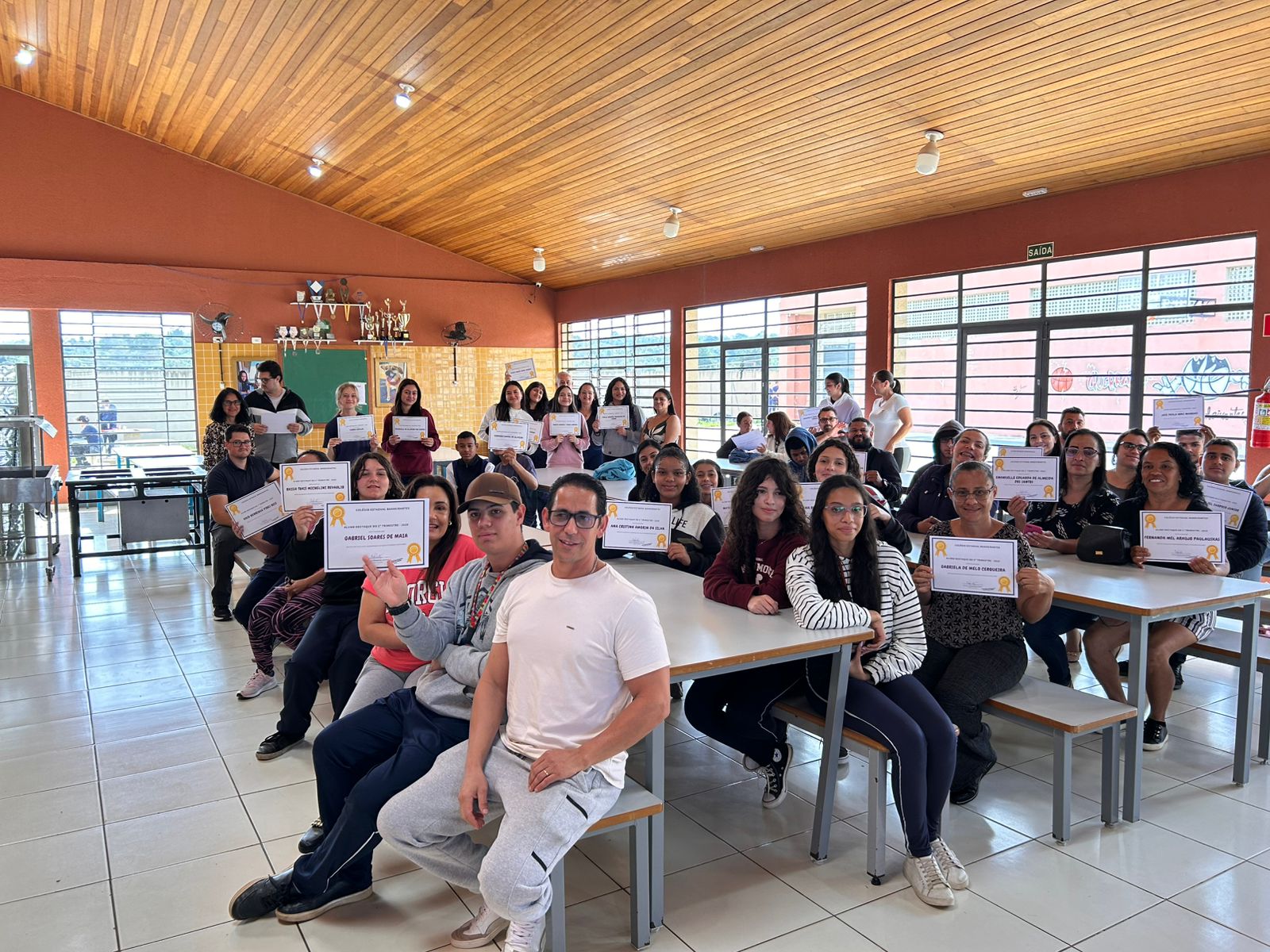 Alunos destaques do 1º trimestre são homenageados com entrega de certificados!!